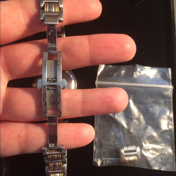 Two-Toned Gucci Watch - Picture 5 of 8